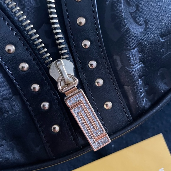 Versace half moon shoulder bag black with studs vintage 90’s - Picture 14 of 16